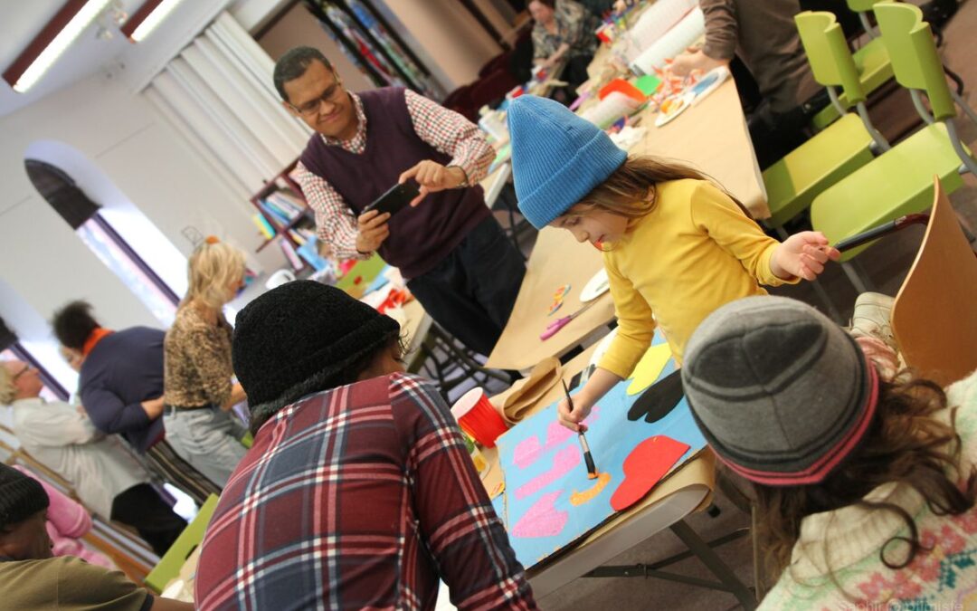 Atelier de création de pancartes joyeuses